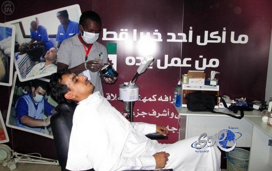 شبان سعوديون يمارسون مهنة الحلاقة بـ”الجنادرية”