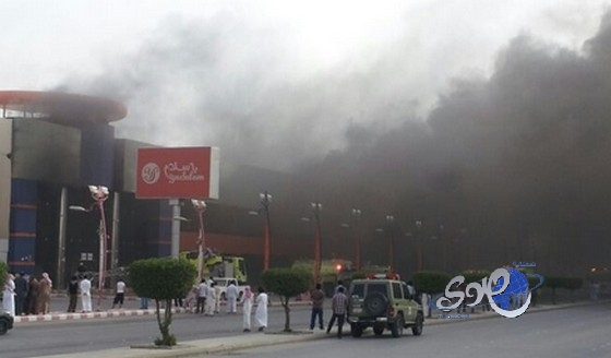 بالفيديو والصور..نشوب حريق ضخم بمجمع الهرم بـلازا شرق الرياض