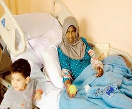 مواطنة تفترش الأرض بجوار سرير خادمتها المنومة بالمستشفى