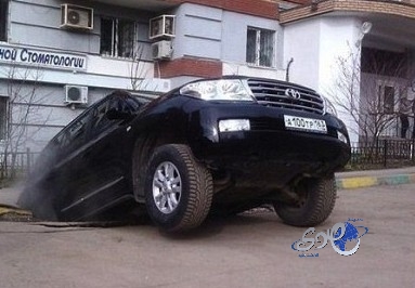 مدينة روسية تبتلع المركبات