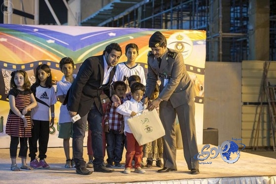 مسرح السجون يقدم برامجه وهداياه للأطفال بالجنادرية