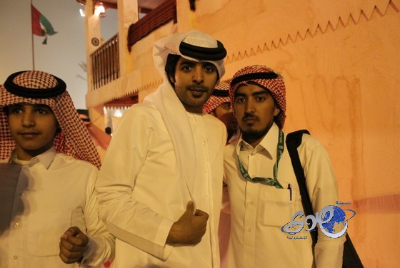 محبي “فارس عوض ” يتوافدون بكثافة على جناح الامارات بالجنادرية للتقاط الصور معه