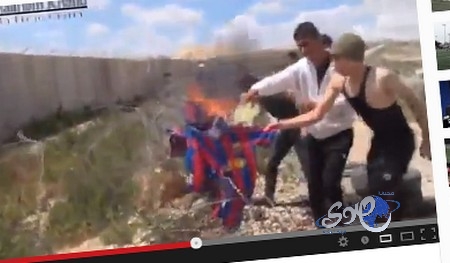 بالفيديو/ فلسطينيون يحرقون قمصان “برشلونة”.. احتجاجاً