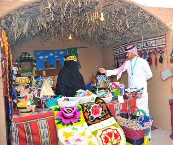 طالبة جامعية تحيك السدو في بيت حائل بالجنادرية