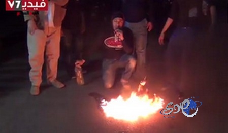 بالفيديو.. أحد أنصار مبارك يحاول إحراق نفسه إعتراضا على نقله لـ«طرة»