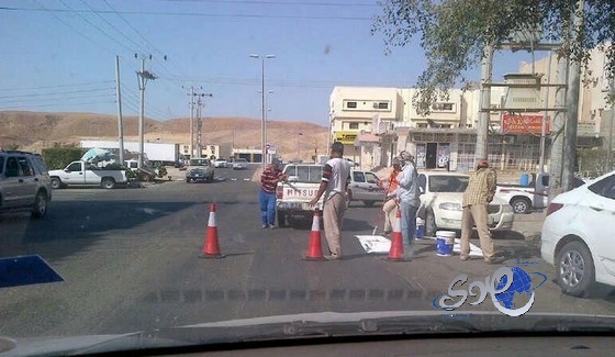 قبل وصول سمو أمير تبوك ..بلدية الوجه تسارع الزمن لتقوم بصيانة الطرقات !