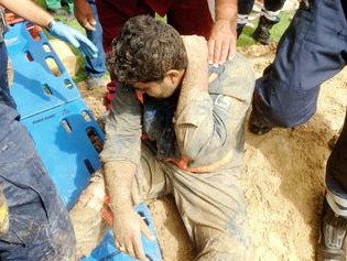 انقاذ عاملاً حاصرته المياه في حفرة