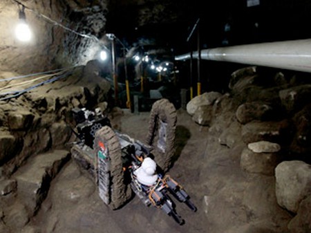 روبوت يكشف ثلاث غرف جنائزية