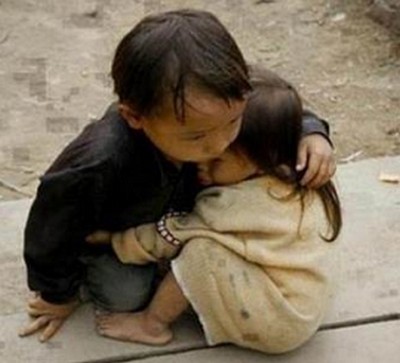 صورة مؤثرة لـ طفل مسلم يحتضن أخته بعد مقتل أبويهما ببورما
