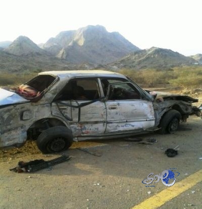 وفاة شابين وإصابة آخرين إثر انفجار إطار سيارتهم بالقنفذة