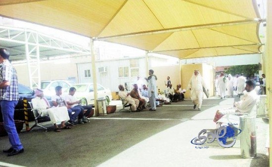 مكتب العمل في جدة يزدحم بالمخالفين