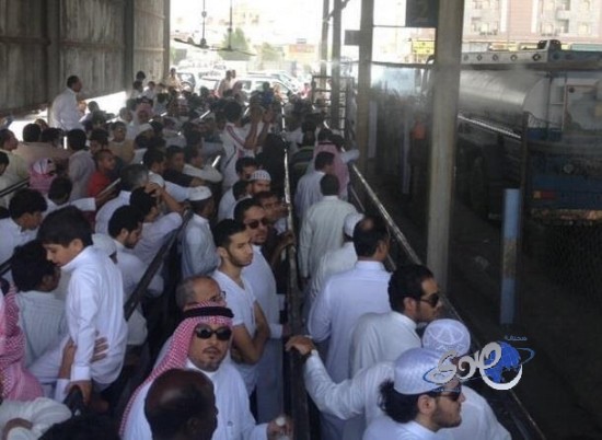 تضارب التصريحات حول شح المياه في جدة والمواطنون يبيتون أمام “الاشياب”