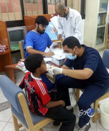 جامعة طيبة تطلق حملة للتوعية بصحة الفم والأسنان بمدارس المدينة