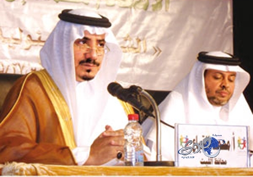 محافظ الليث محمد عبدالعزيزالقباع يحاورالطلاب ضمن فعاليات ملتقى الشباب