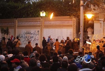 محتجون في مصر يرشقون قصر الرئاسة بالحجارة