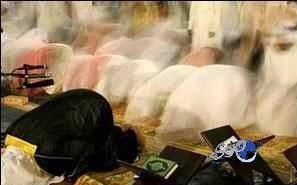 ثلاثيني آسيوي يفاجأ المصلين بصراخه ويضرب نفسه أثناء صلاة الفجر