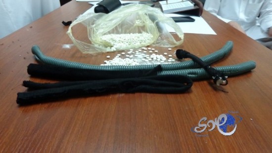 “جمرك الدرة” يضبط 1120 حبّة “كبتاجون” داخل عقال مهرِّب