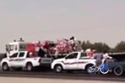 بالفيديو.. سرقة حمولة شاحنة على طريق بقيق