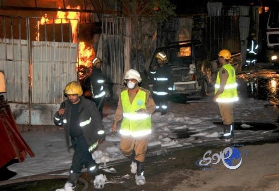 11 فرقة إطفاء وإنقاذ تواجه حريق 19 ورشة بجدة