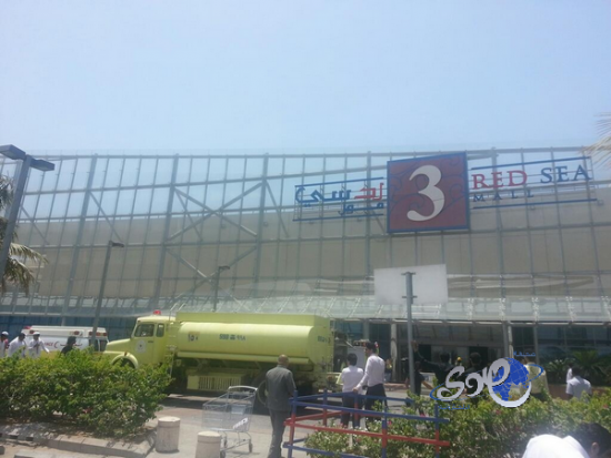 الدفاع المدني يسيطر على حريق أسواق “رد سي مول” بجدة