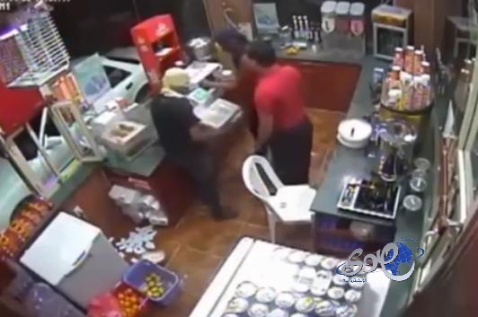 بالفيديو..سطو مسلح وسرقة “لكوفي” بالقطيف