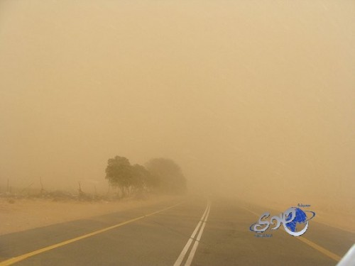 موجة غبار تجتاح طريق “جده – جازان” وتحدّ من مدى الرؤية
