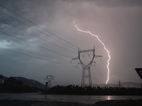 الدفاع المدني لسكان الرياض : احذرو الأمطاروالصواعق التي تشهدها المنطقة