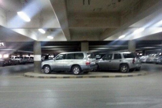 تفاقم أزمة مواقف السيارات في مطار الملك خالد بالرياض