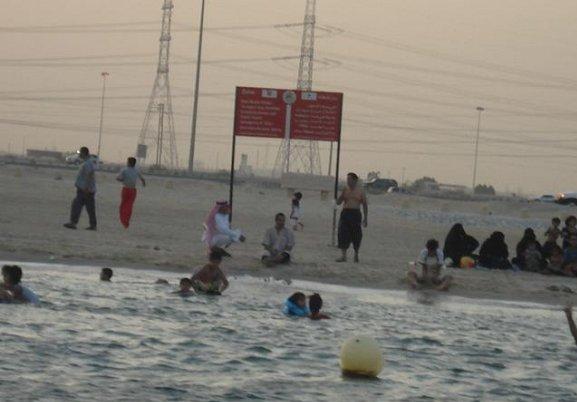 حرس حدود الشرقية ينقذ طفلتين من الغرق بشاطئ نصف القمر