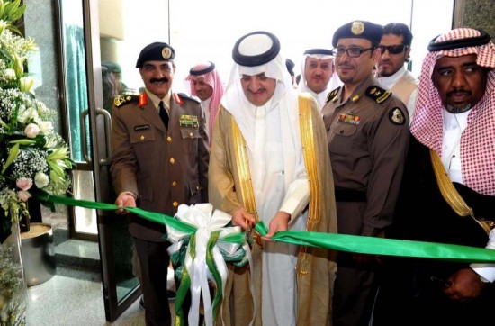 أمير المنطقة الشرقية يفتتح مركز شرطة العزيزية بالخبر