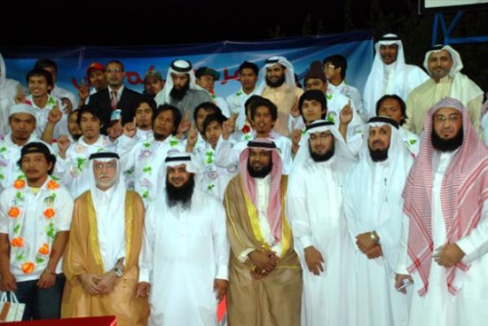 30 فلبينياً يعتنقون الإسلام عقب مشاركتهم في “دوري السلة” بجدة