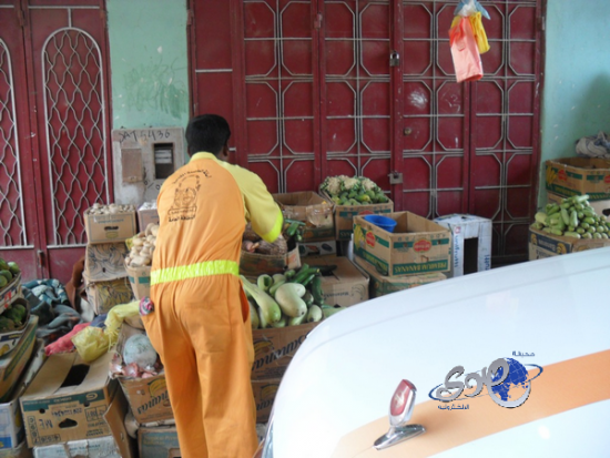 إتلاف أطعمة غير صالحة في محلات وأسواق عشوائية بـ”زهور مكة”