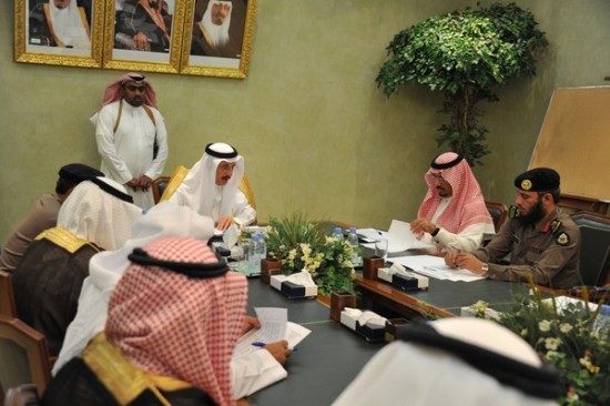 أمير جازان يبحث معالجة انقطاع الطرق الجبلية أثناء هطول الأمطار