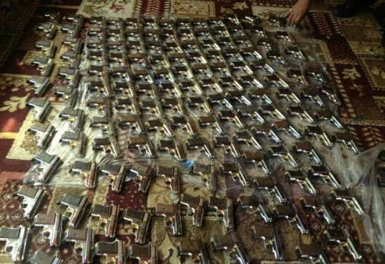 ضبط مهرب بحوزته على 196 سلاح بعقبة الجوة