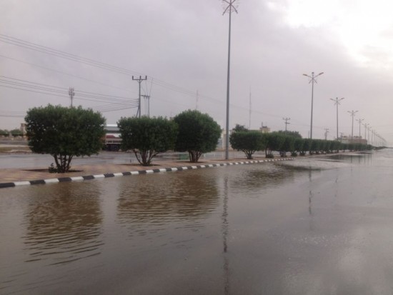الأمطار تقطع الكهرباء عن الحي الجنوبي بمركز “ظلم”