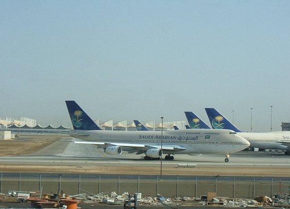 تصادم طائرة بسيارة يؤخر رحلة “السعودية” المتجهة للرياض