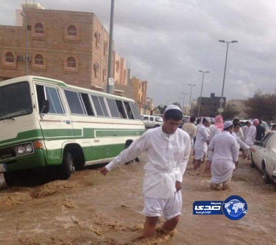 مواطنون ينقذون عشر طالبات من الغرق في الحوية