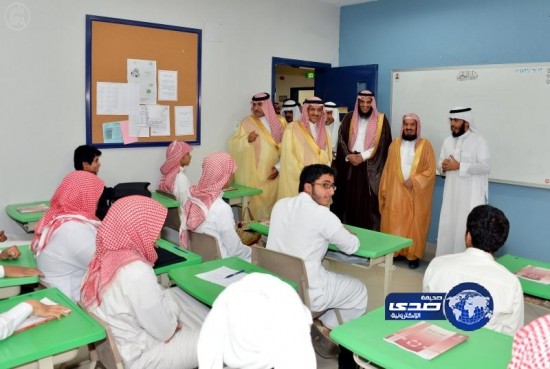 أمير منطقة الرياض يتفقد إحدى مدراس محافظة شقراء