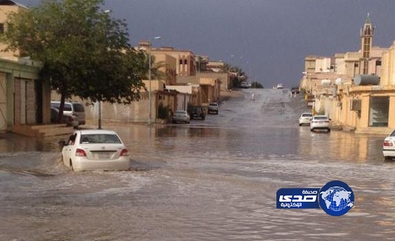 بالصور.. الأمطار تداهم ثلاثة منازل وإخلاء 13 شخص بحي الضاحي ببريدة