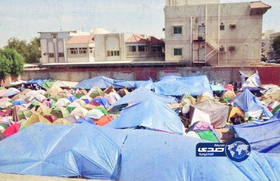 بالصور..مئات الفلبينيين يتجمعون أمام قنصلية بلادهم في جدة