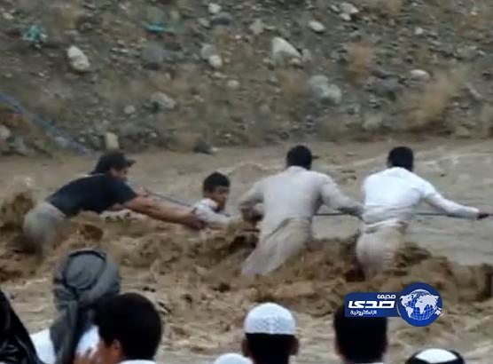 بالفيديو.. إنقاذ مواطنين احتجزتهم السيول شرق مكة