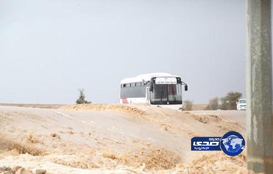 بالفيديو .. شابان يخاطران بحياتهما لإنقاذ سائق وطالبة في كلية القويعية