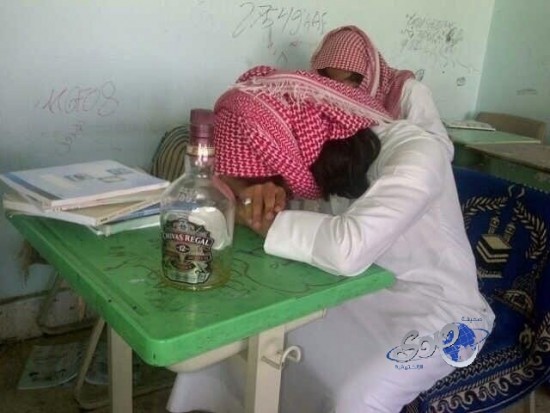 “التربية” تحقق حول صورة متداولة لطالب نائم وبجواره قارورة مسكر