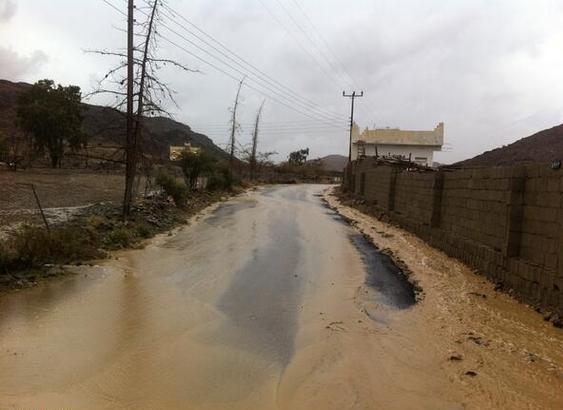 الدفاع المدني في الباحة يحذر المواطنين والمقيمين من الأودية ومجاري السيول