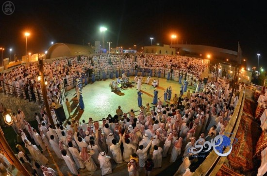 فرقة الباحة الشعبية تستحوذ على اهتمام آلاف الزوّار في الجنادرية