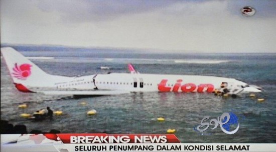 بالفيديو..هبوط طائرة ركاب في البحر قبالة بالي الإندونيسية