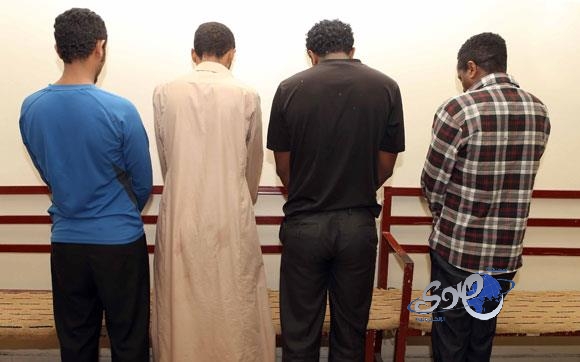 ضبط 4 إثيوبيين بجدة يخططون لسرقة عملاء البنوك