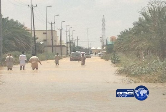 بالفيديو.. السيول تتسبب في إغلاق طريق الجنوب بالدلم
