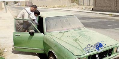 أسرة سعودية تسكن مع العزاب وتفترش «البلاط»