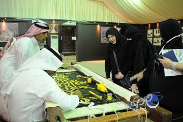 كسوة الكعبة فى جناح الحرمين تجذب الزوار الأوروبيين